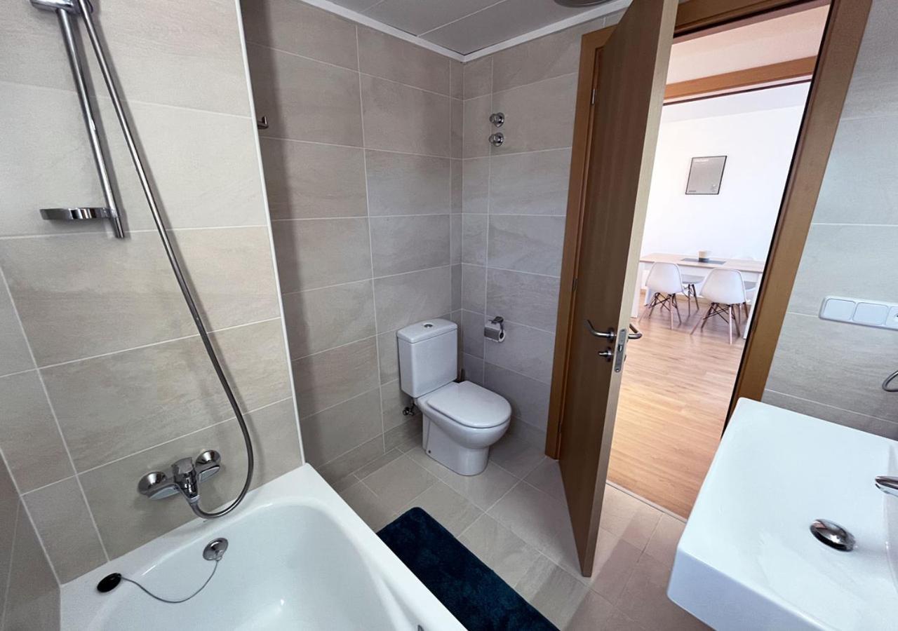 Llança 2-Bedroom Brand New Apartment Steps From The Beach מראה חיצוני תמונה