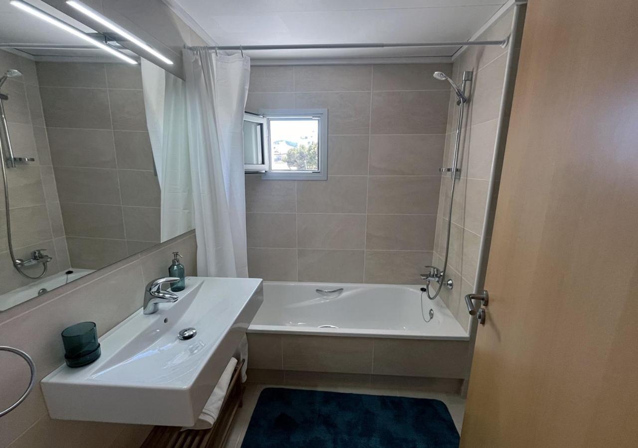Llança 2-Bedroom Brand New Apartment Steps From The Beach מראה חיצוני תמונה
